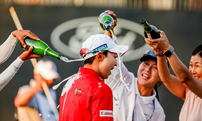 输掉国家德比后，河床球员萨拉斯用拳击打场内拍照的一名人员